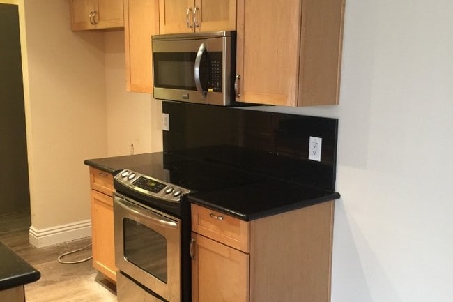 Kitchen - 911 N Kings Rd