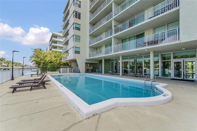 Building Photo - 9500 W Bay Harbor Dr