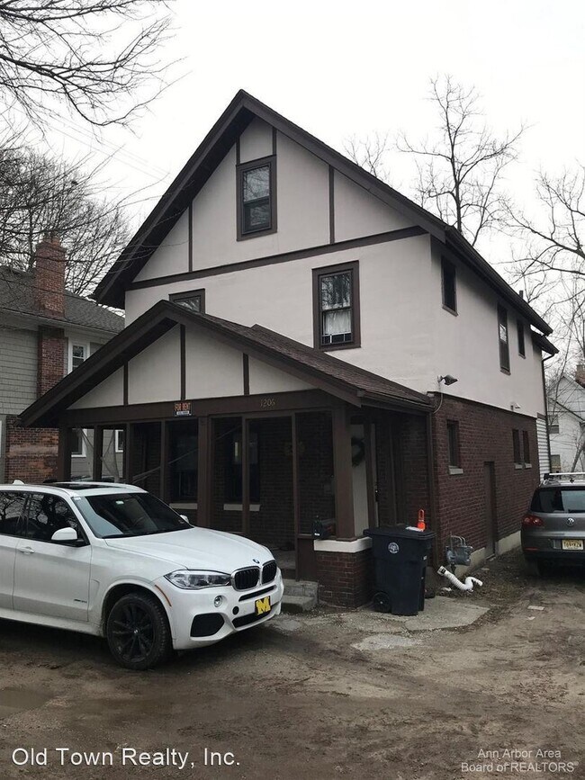 Building Photo - 5 br, 2 bath House - 1206 Cambridge Court