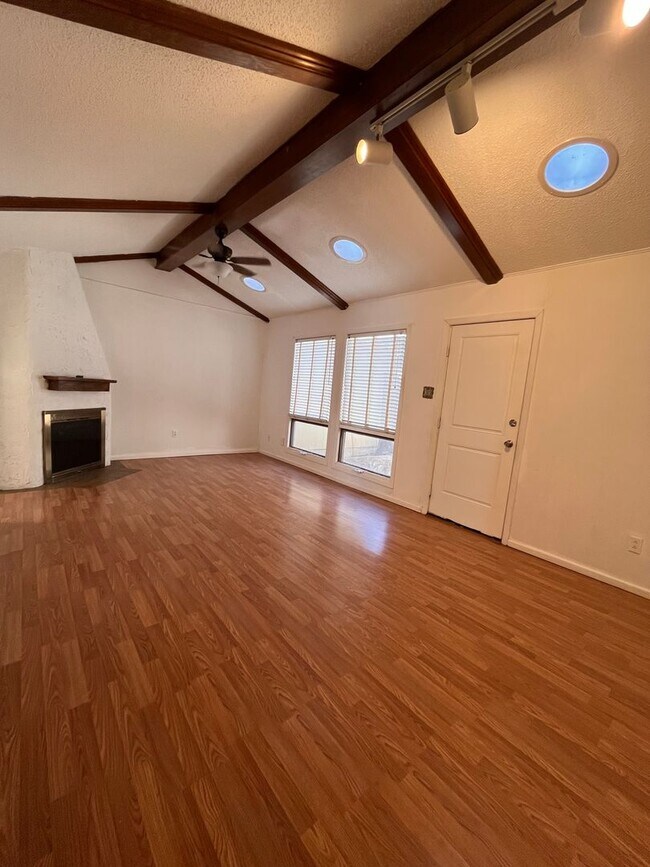 Foto del edificio - Spacious 3/2 with 2 carport spaces!