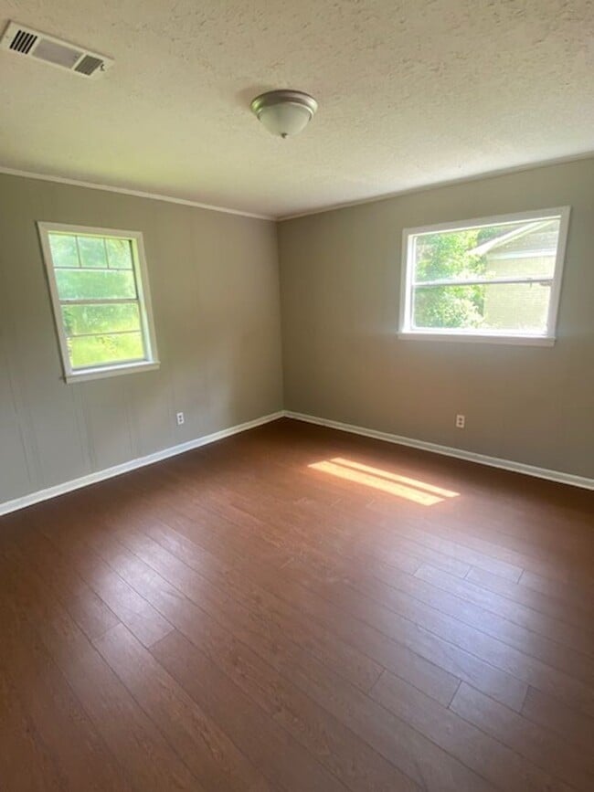 Foto del edificio - Renovated 2 Bedroom 1 Bath Unit for Rent!