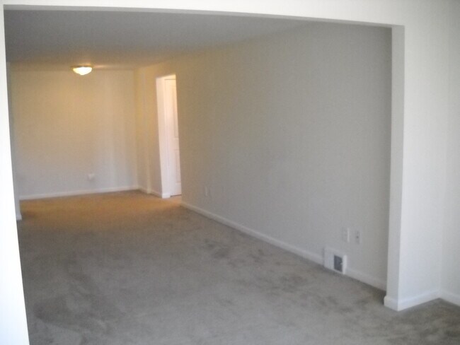 Building Photo - 61 Georgian Ln