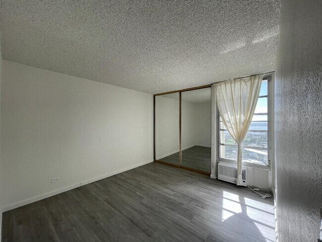 Foto del edificio - To register for the showing time below, note the 4 digit code: 4748 and click "APPLY NOW."(mobile...