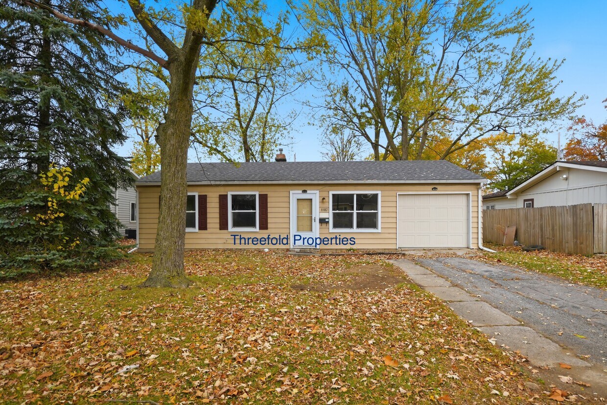 Primary Photo - 1107 Larch Ln