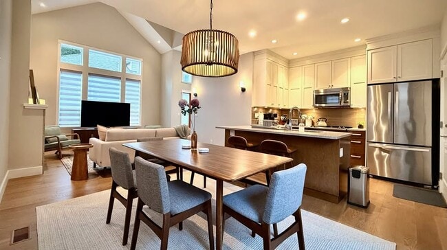 Building Photo - 2430 Henry Av