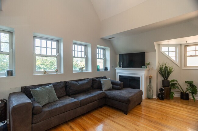 Building Photo - 4545 S Drexel Blvd