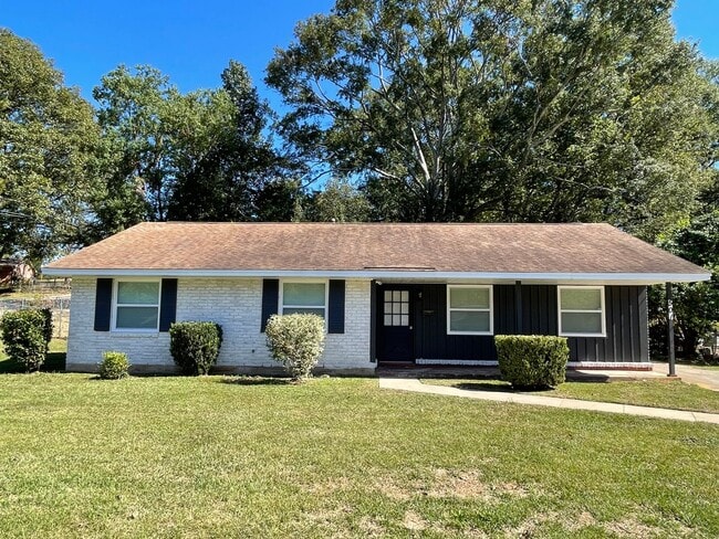 Building Photo - Gorgeous FULLY REMODELED 3 Bedroom/2Bath