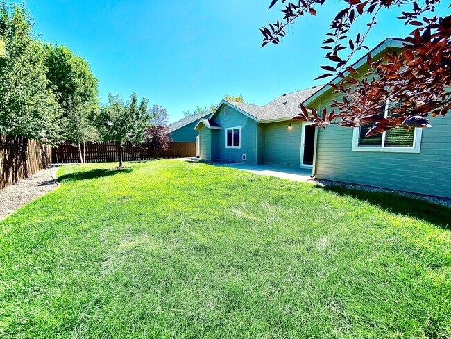 Foto del edificio - 4 bedroom PLUS office or 5th bedroom in NW Meridian Avail Mid August