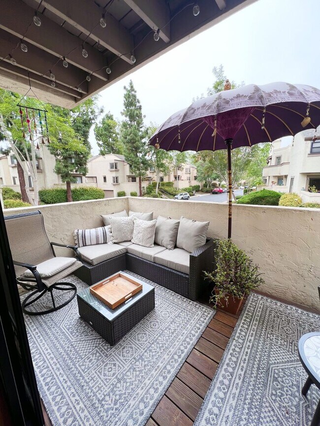 Foto del edificio - 2 Bed/2.5 Bath Townhome - Beautifully Upgr...