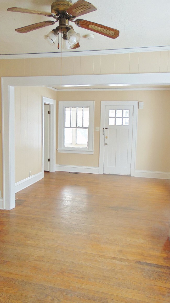 Building Photo - 911 W Tremont St