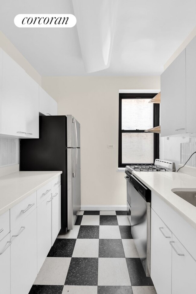 Building Photo - 223 E 61st St