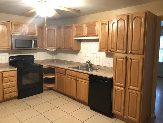 Building Photo - 3379 Greentree Rd