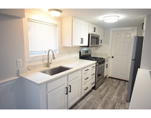 Building Photo - 76 Glades Rd