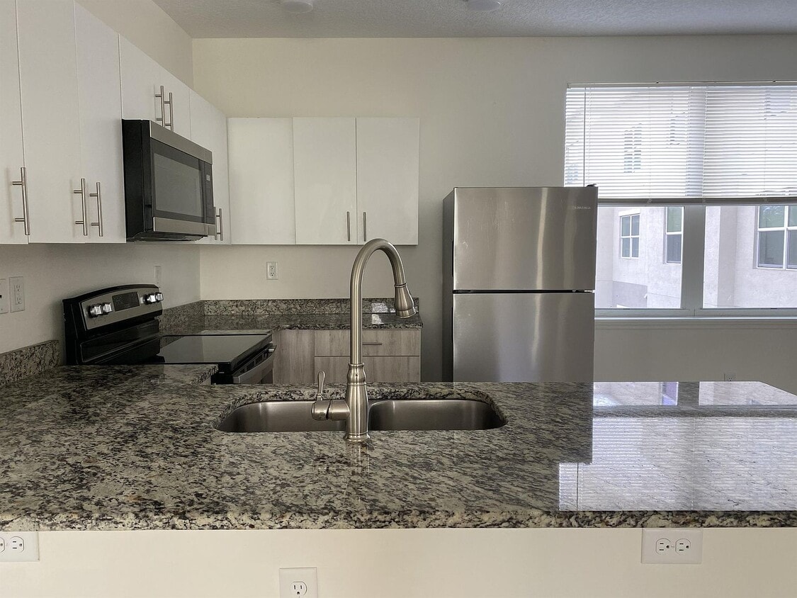 Foto principal - 2121 McCoy Rd