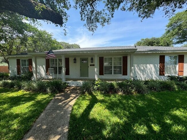 Building Photo - Gulf Breeze Proper - 5 bedroom, 3.5 bathro...