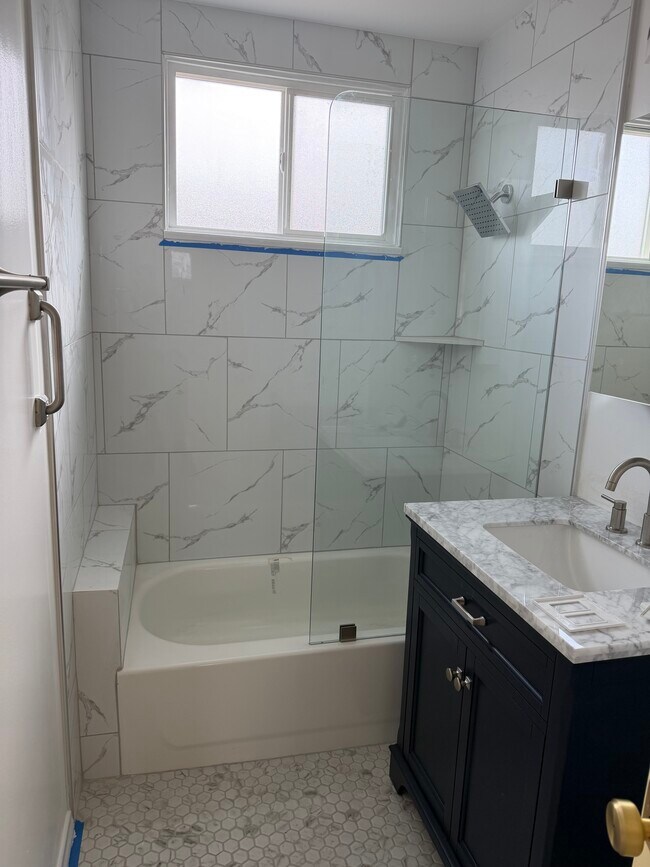 Baño con ducha y tocador de mármol. - 701 Indiana Ave