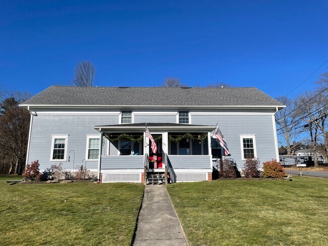 Foto del edificio - Newly Renovated Townhouse For Rent in Oakland, RI!