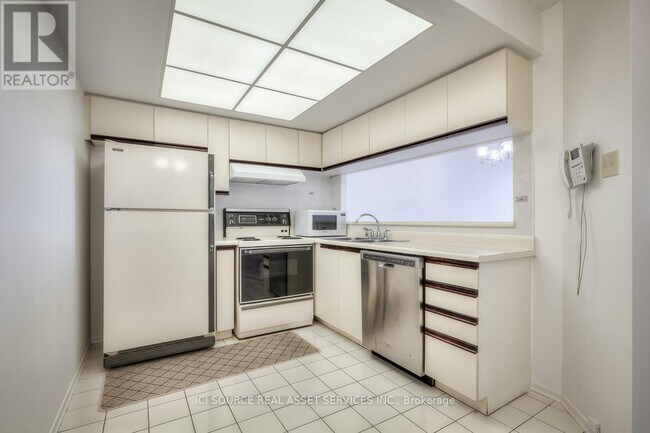 Building Photo - 330-1330 Alton Towers Cir