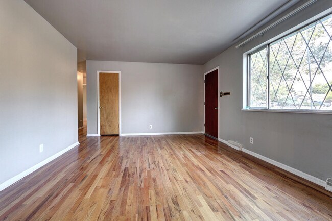 Building Photo - Beautiful Brick Ranch Home in a Corner Lot!