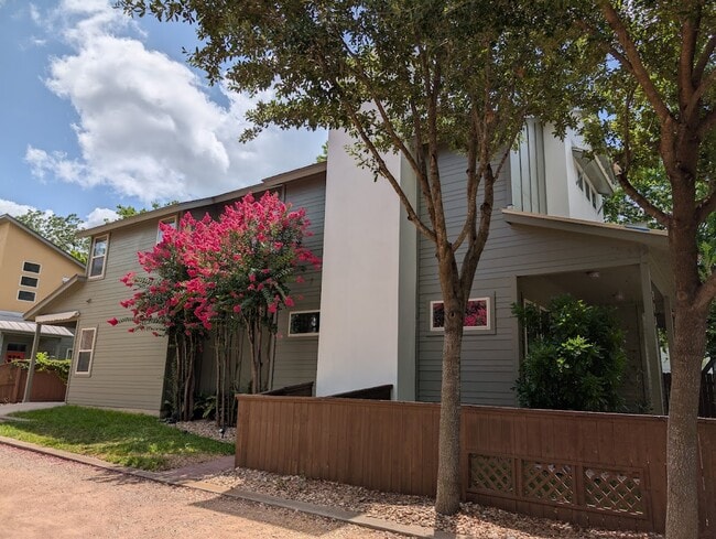 Building Photo - 910 Romeria Dr