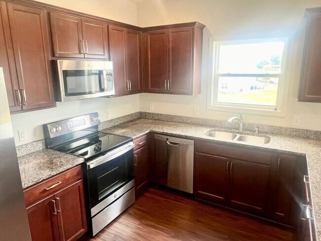 Foto del edificio - Welcome Home! 4BR/2.5BA in Manning Crossing – Elon