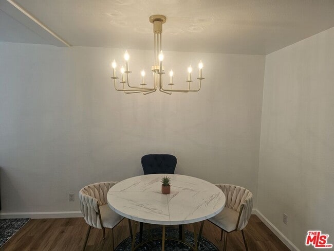 Building Photo - 506 S Grevillea Ave