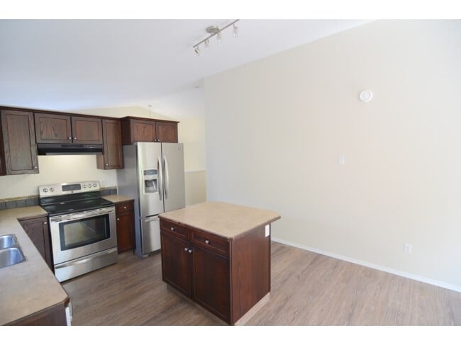 Building Photo - 4 Bed 3 Bath Unit in Sylvan Lake, AB
