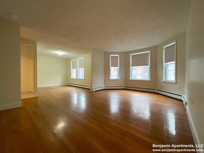 Building Photo - 300 Tappan St