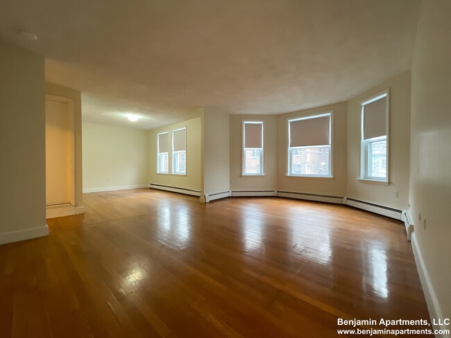 Building Photo - 300 Tappan St