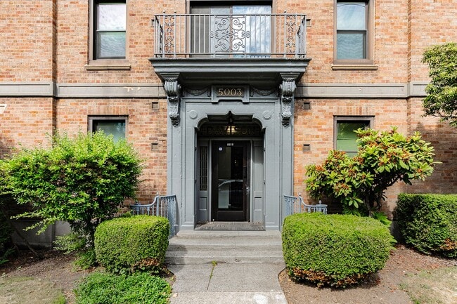 Building Photo - Davison Apartments