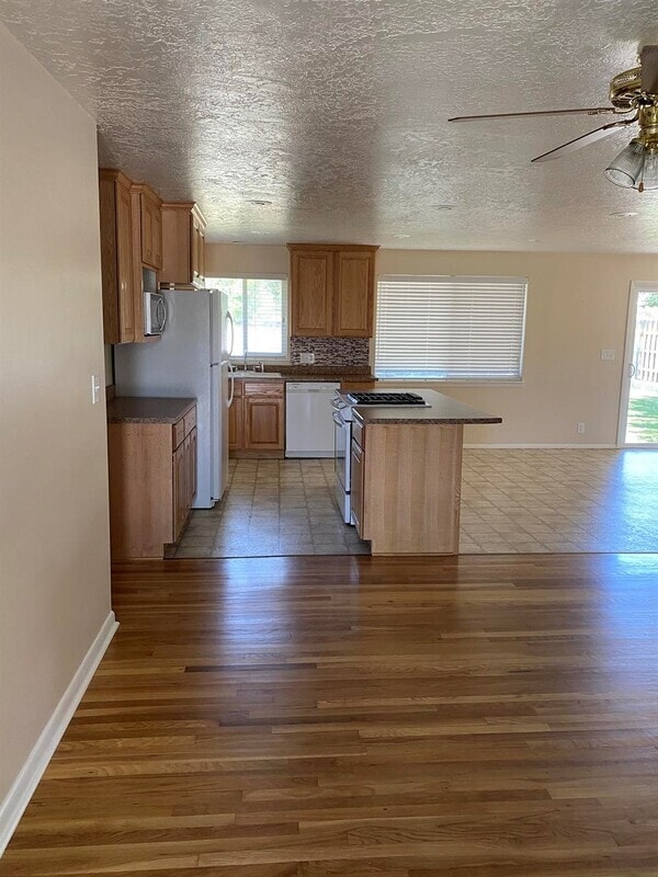 Building Photo - 524 W 700 S