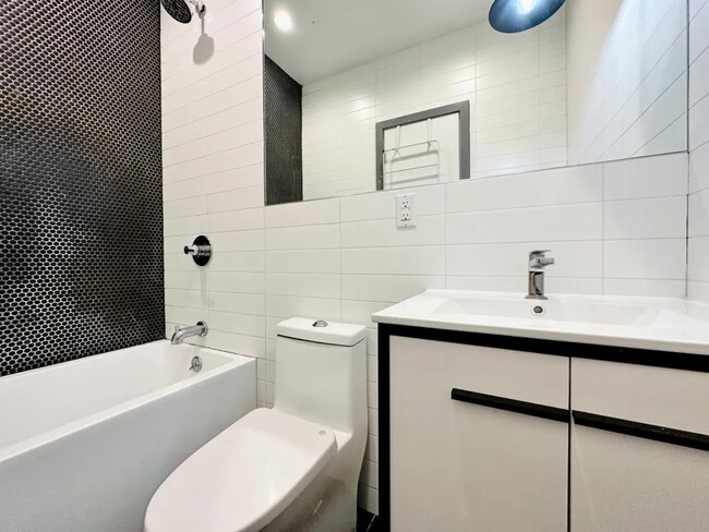 Building Photo - Private Bedroom in a 3 bedroom / 1 bathroo...