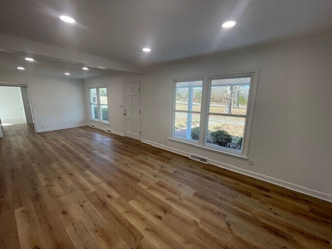 Building Photo - Unique and remarkable property in Burlington!