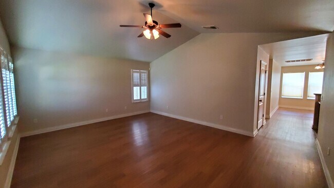 Building Photo - (3) Bed/(2) Bath in North Norman Avail NOW...