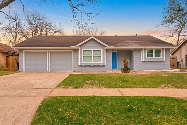 Building Photo - 5330 Hialeah Dr