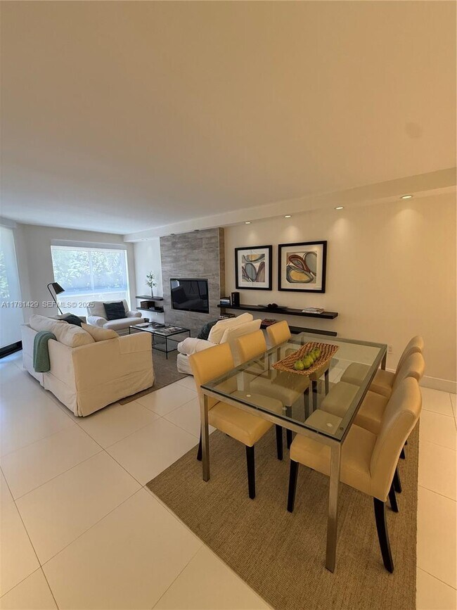 Foto del edificio - 161 Crandon Blvd