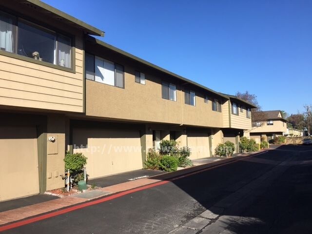 Building Photo - Large 2 Bedroom 2 Bath Townhome