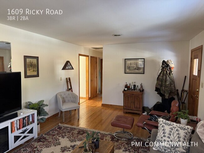 Foto del edificio - 1609 Ricky Rd