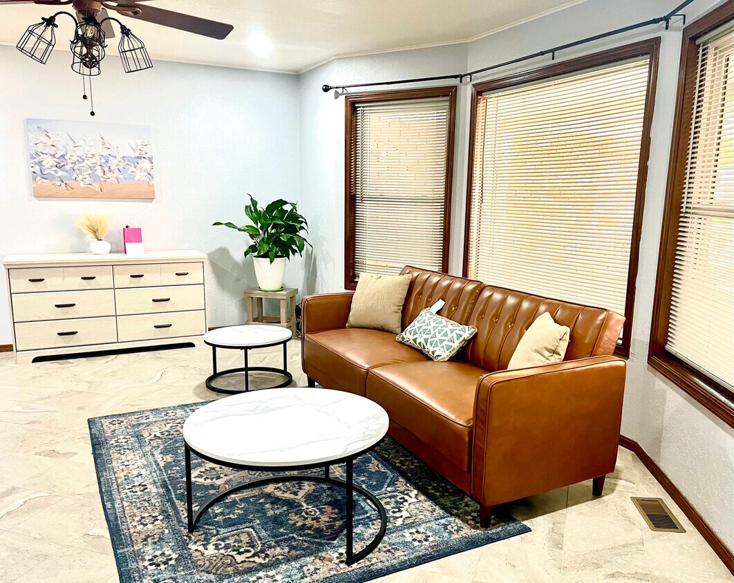 Foto principal - 1015 W Graham Ave
