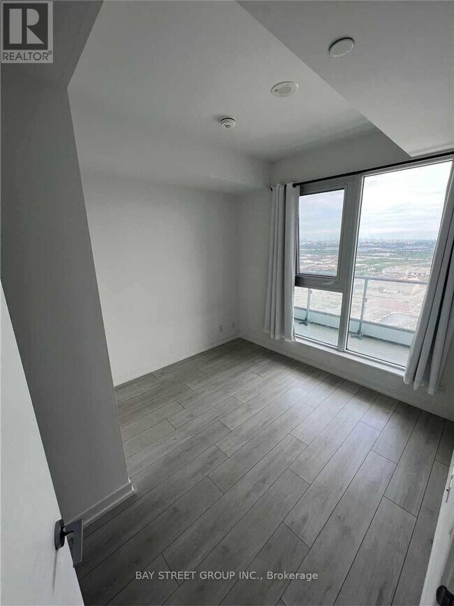 Photo du bâtiment - 5 Buttermill Ave.