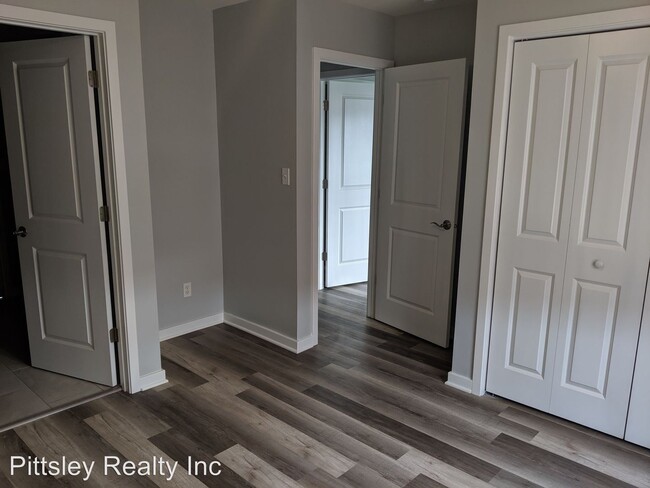 Building Photo - 3 br, 2.5 bath Apartment - 1106 Regent Drive