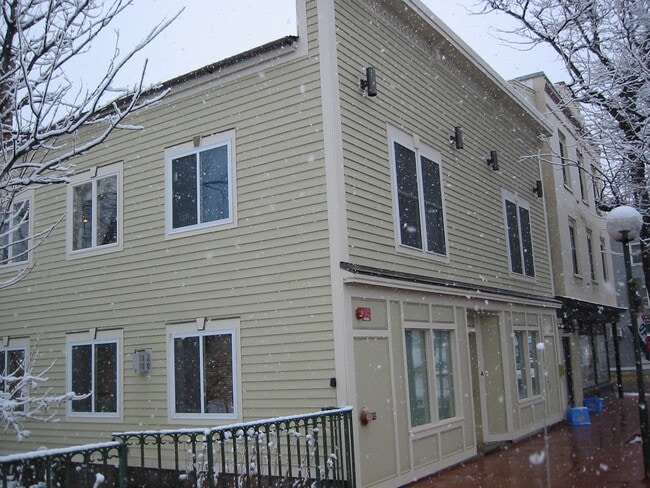 Building Photo - 8 Main St