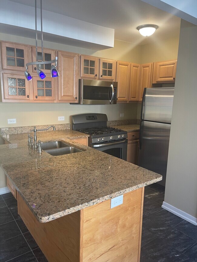 Building Photo - 2724 W Lunt Ave