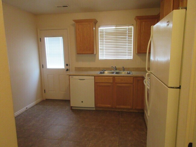 Building Photo - 2 Bedroom 1 bath Twin Home in a Great Area