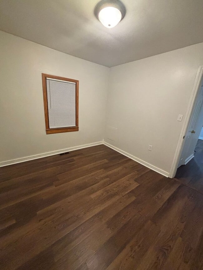 Building Photo - 2 Bedroom / 1 Bath Home Kingsport TN