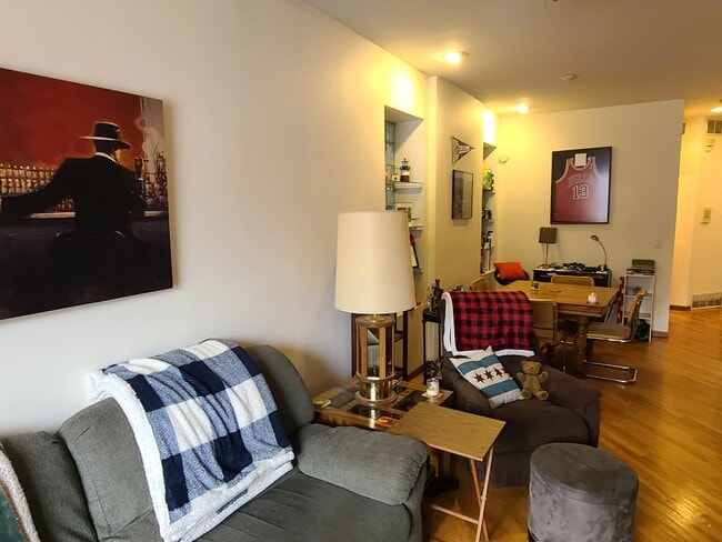 Living room - 1320 W Diversey Pky