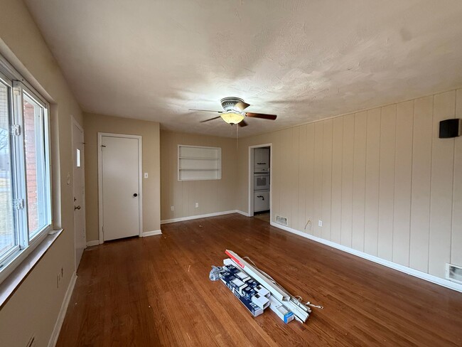 Building Photo - Charming 3 bedroom home located off of Sma...