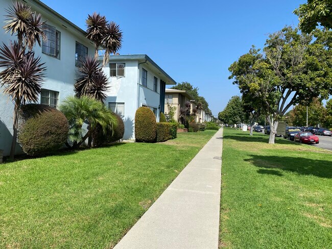 Neighborhood - 3211 S Barrington Ave
