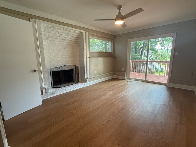 Building Photo - 967 Lake Dr