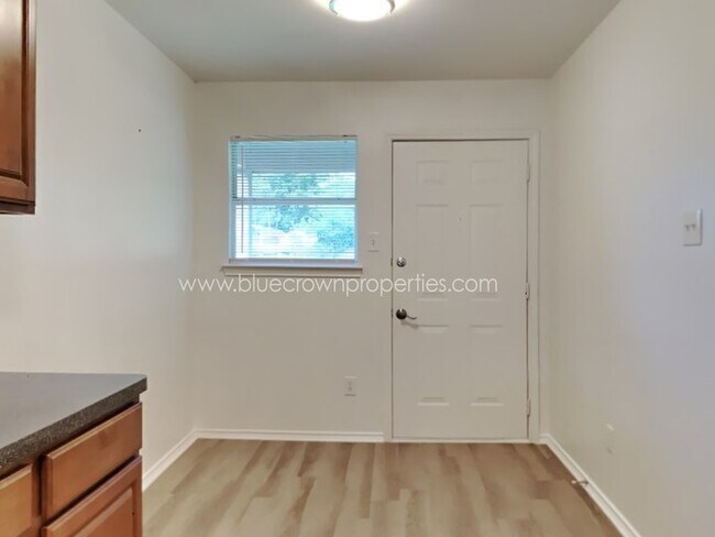 Building Photo - 814 Maples Ave